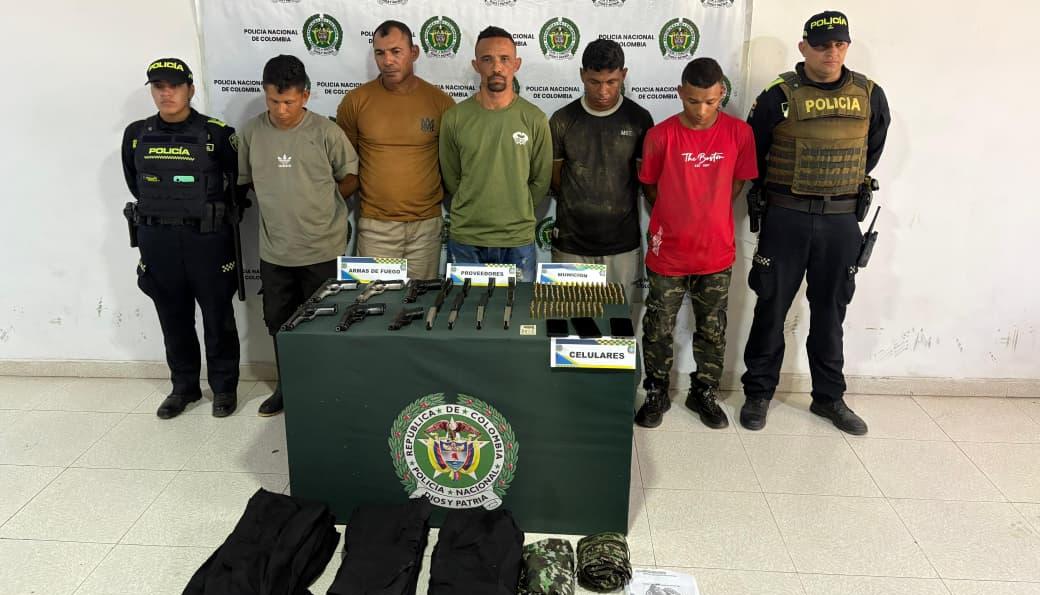 Los capturados y las armas incautadas.