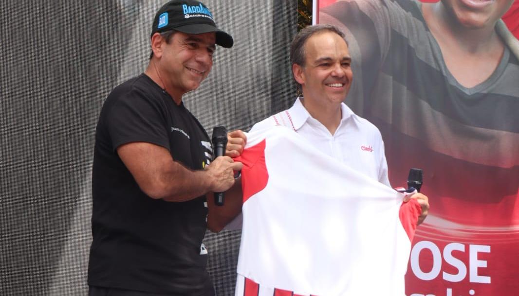 El alcalde Alejandro Char con el representante de la empresa Claro. 