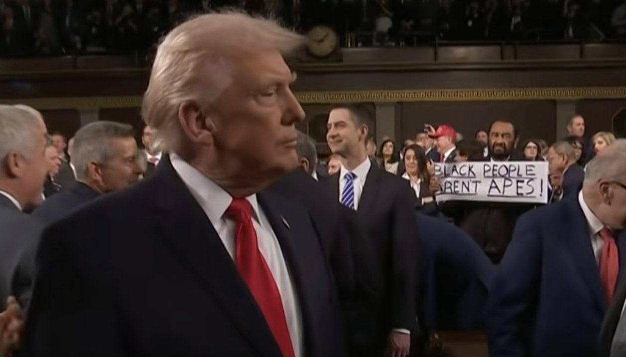 El Presidente Donald Trump y el congresista Al Green con el cartel.