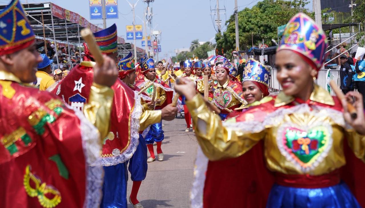 Danza del Paloteo Mixto en la Gran Parada de Tradición.