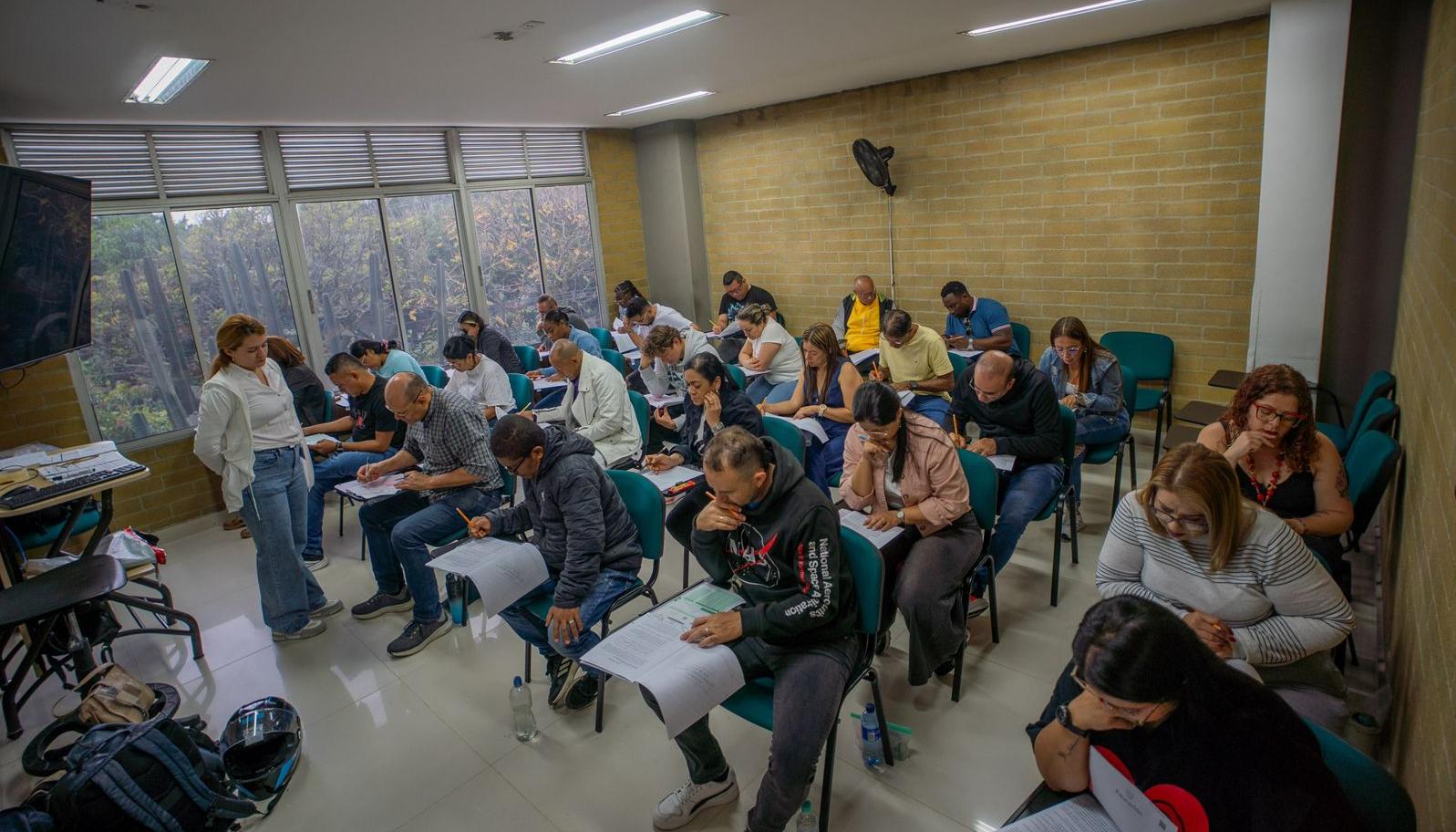 Docentes durante la prueba de ascenso y reubicación salarial. 
