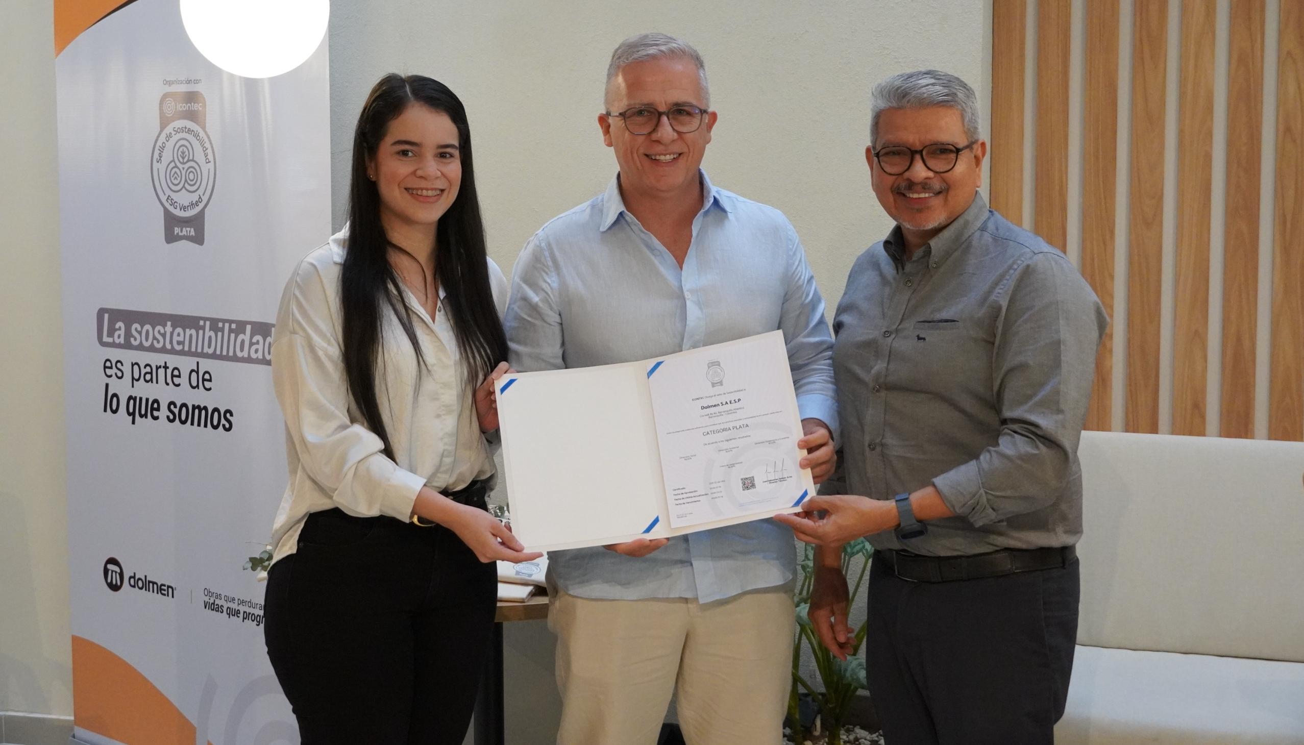 Simón Bolívar Meneses, Director Regional Caribe de ICONTEC entrega el reconocimiento al CEO Carlos Mario Peláez, acompañado por Natalia Struen Fontalvo, de la Cámara de Comercio de Barranquilla.