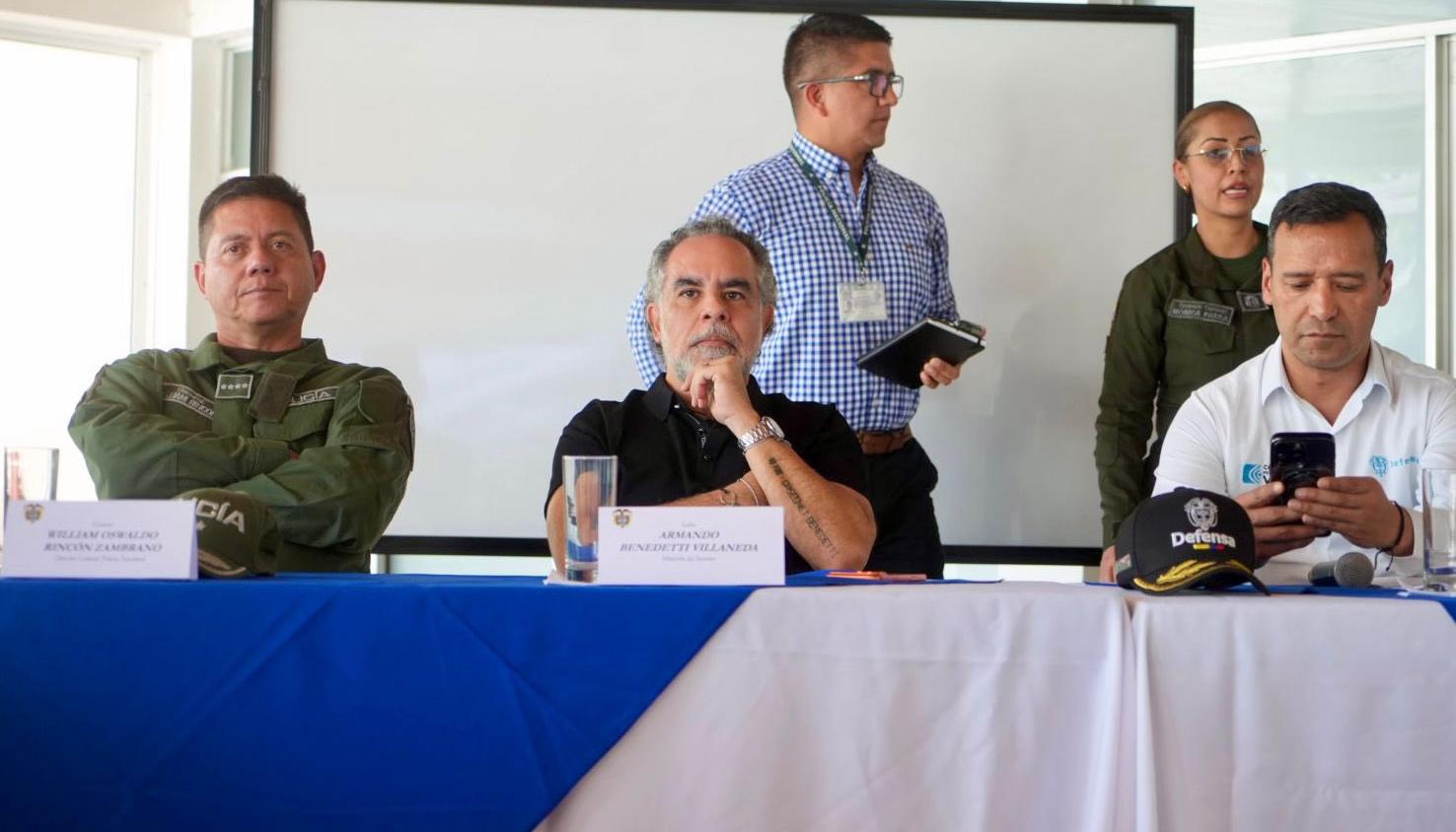 El director de la Policía, MinInterior y MinDefensa.