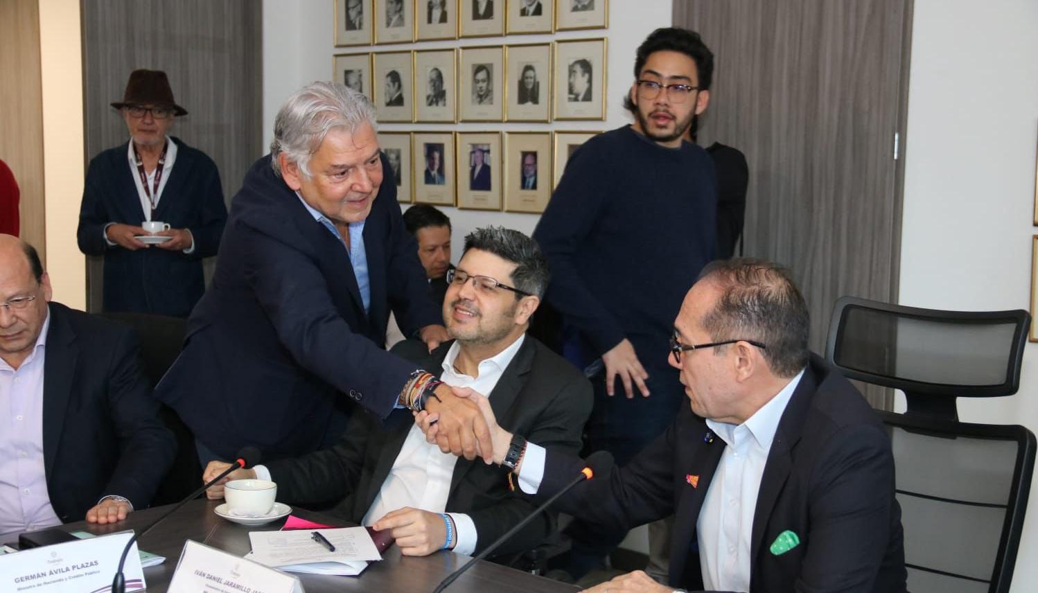 El presidente de Fenalco, Jaime Alberto Cabal, dando la mano al ministro de Trabajo, Antonio Sanguino.