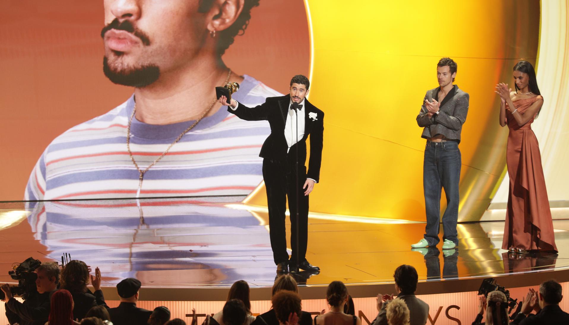 El rapero puertorriqueño Bad Bunny recibiendo el premio al Álbum del Año 