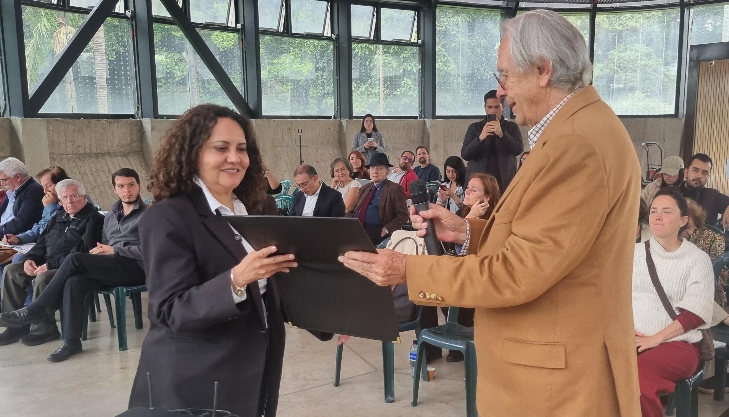 Carlos Roberto Pombo Urdaneta, presidente de la Sociedad de Mejoras y Ornato de Bogotá y María Claudia García Dávila, directora del Jardín Botánico de Bogotá.