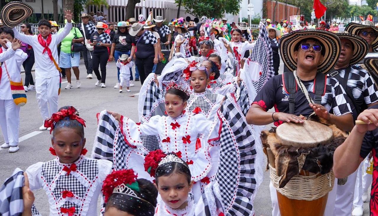 Carnaval de Salvaguarda y Niños en calle 84.