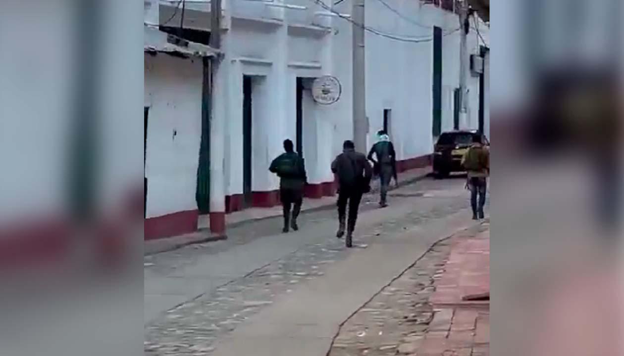 Guerrilleros se pasean por el casco urbano de El Carmen, Norte de Santander.