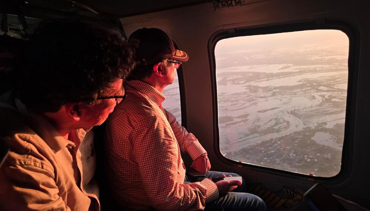 Gustavo Petro en sobrevuelo en el departamento de Córdoba