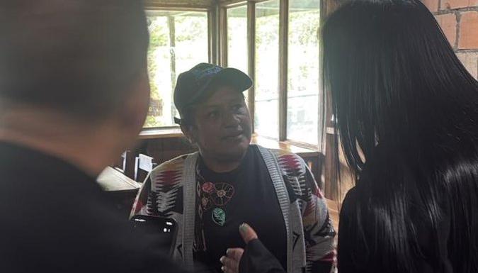 La senadora  Aida Quilcué junto con la guardia indígena tras ser liberada. 