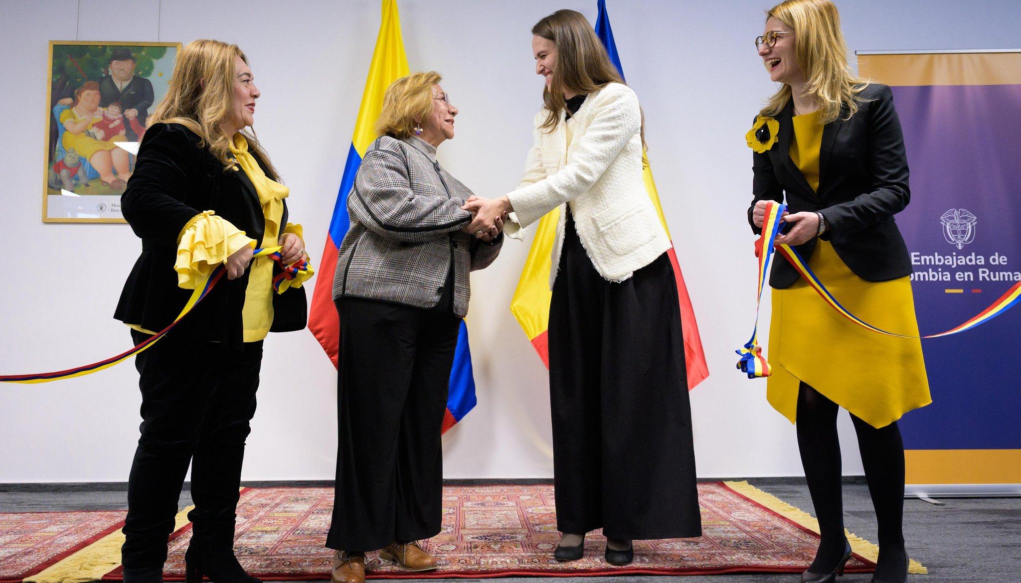 Rosa Villavicencio y Oana Țoiu.