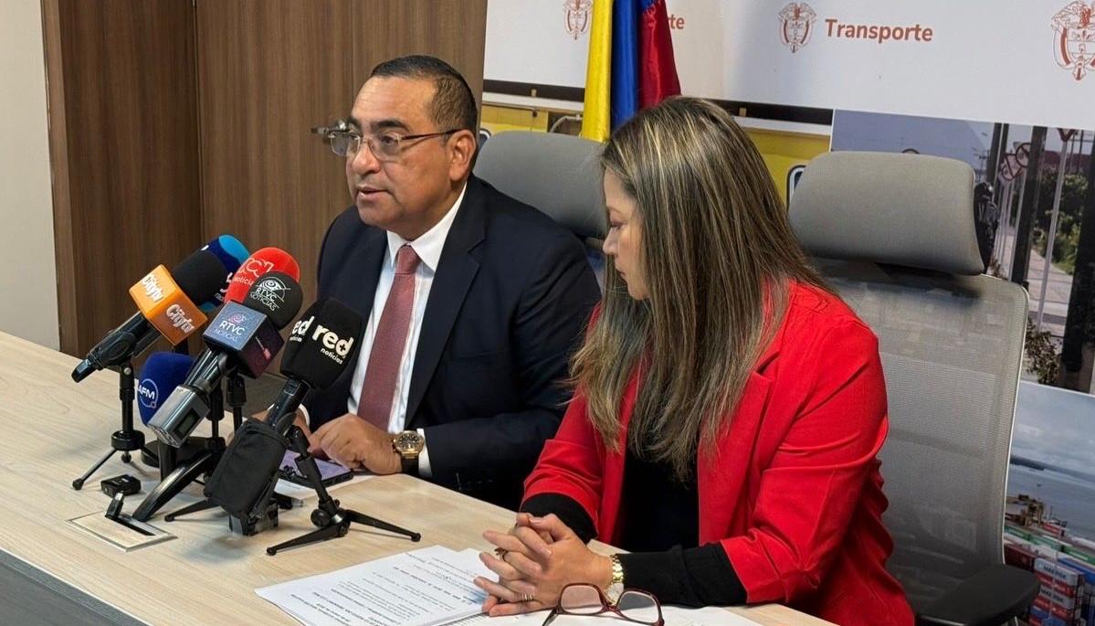 El director de la Aerocivil, Luis Martínez, y la ministra de Transporte, María Fernanda Rojas.