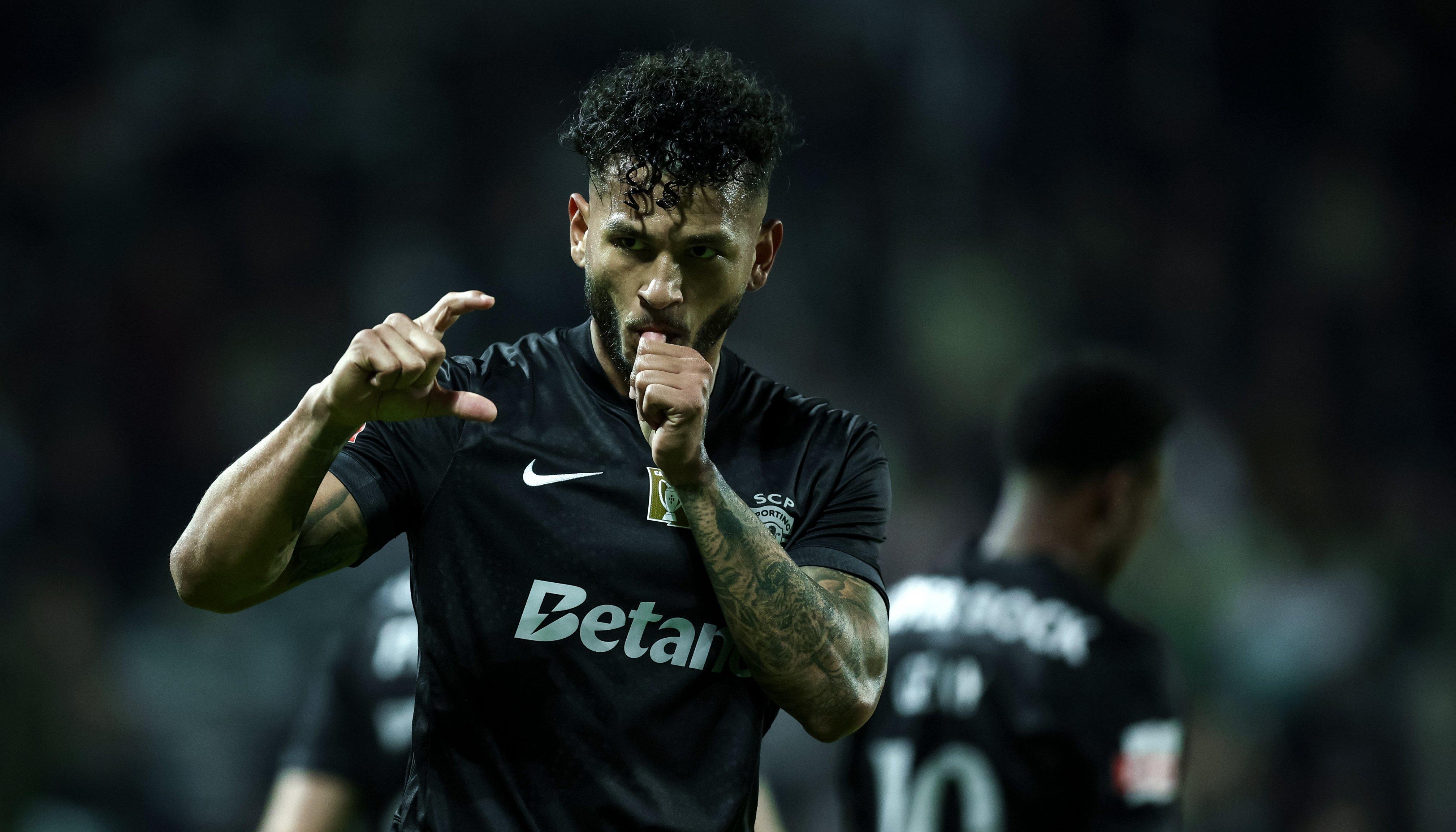 Luis Javier Suárez celebrando su gol.