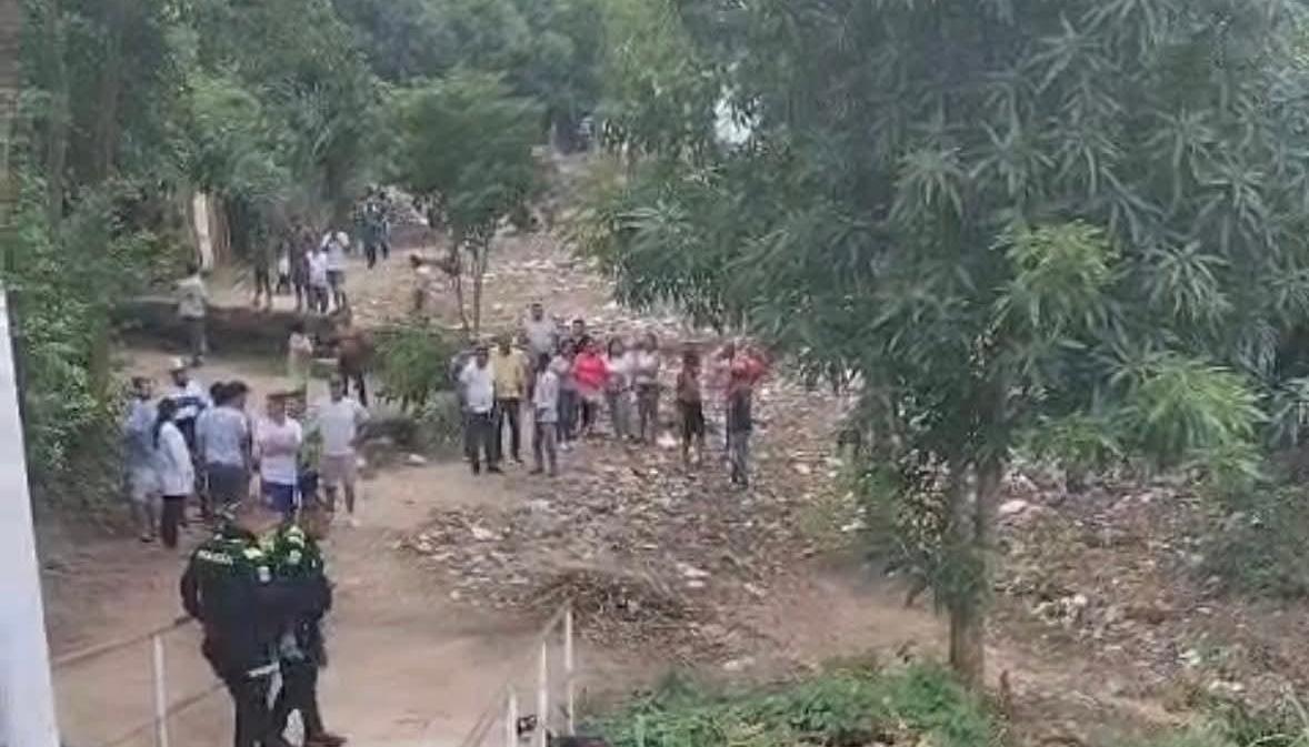La víctima quedó tendida a un lado del arroyo. 
