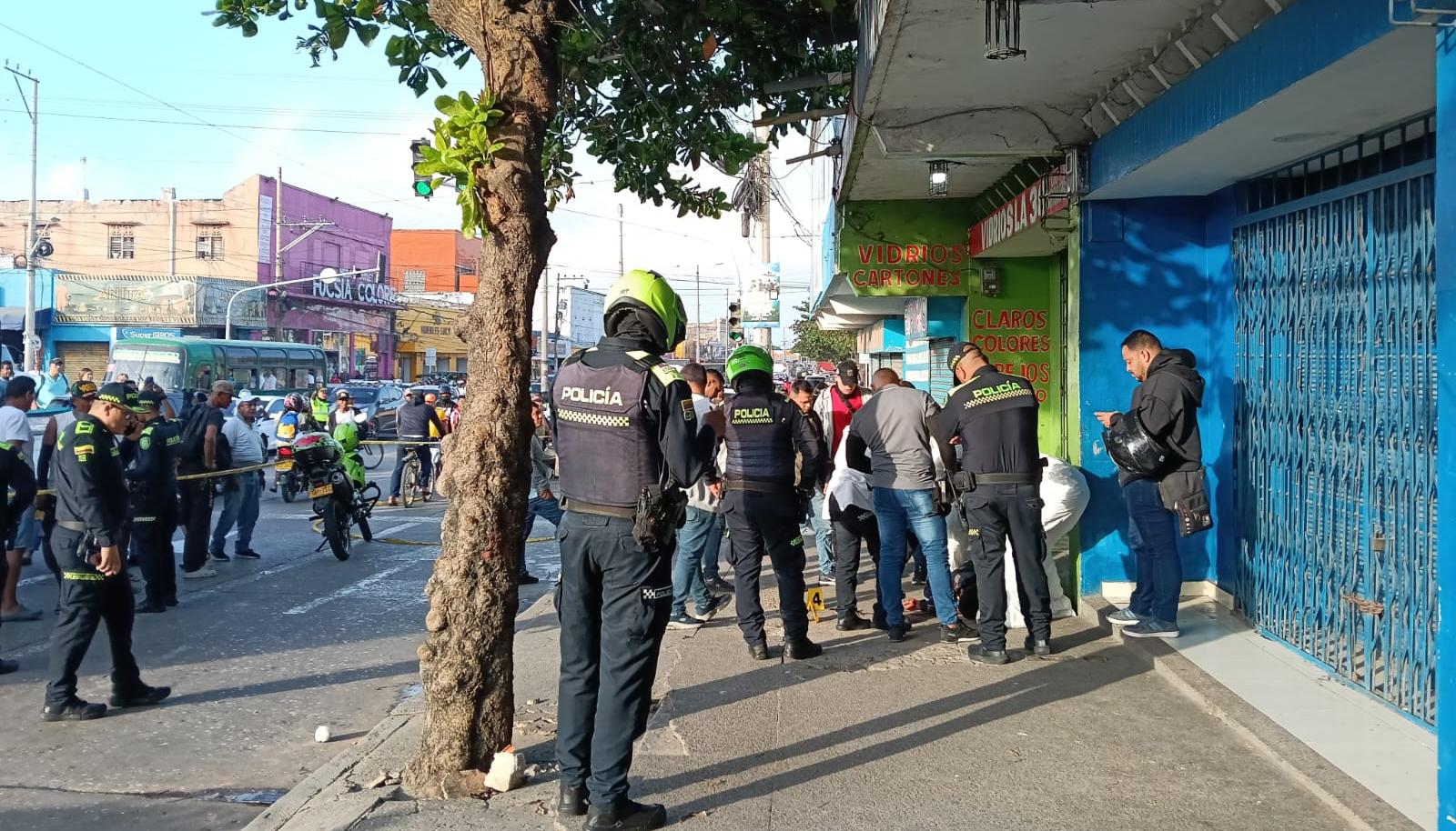 La Sijin se encargó de la inspección del cuerpo del hombre asesinado esta tarde en San Roque. 