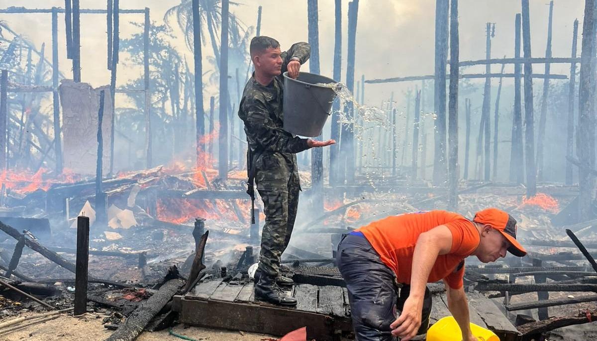 Incendio en playa de Mendihuaca.
