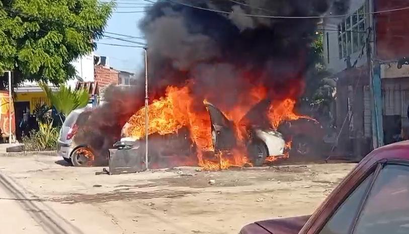 Los vehículos cuando eran consumidos por las llamas. 