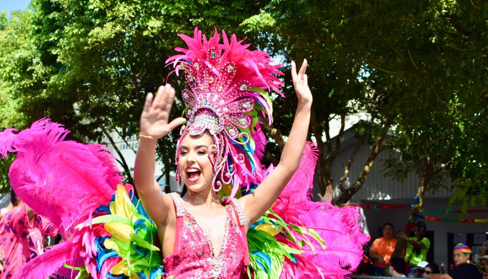 La Reina Sharon Hurtado fue una explosión de color y sabrosura en la 21.