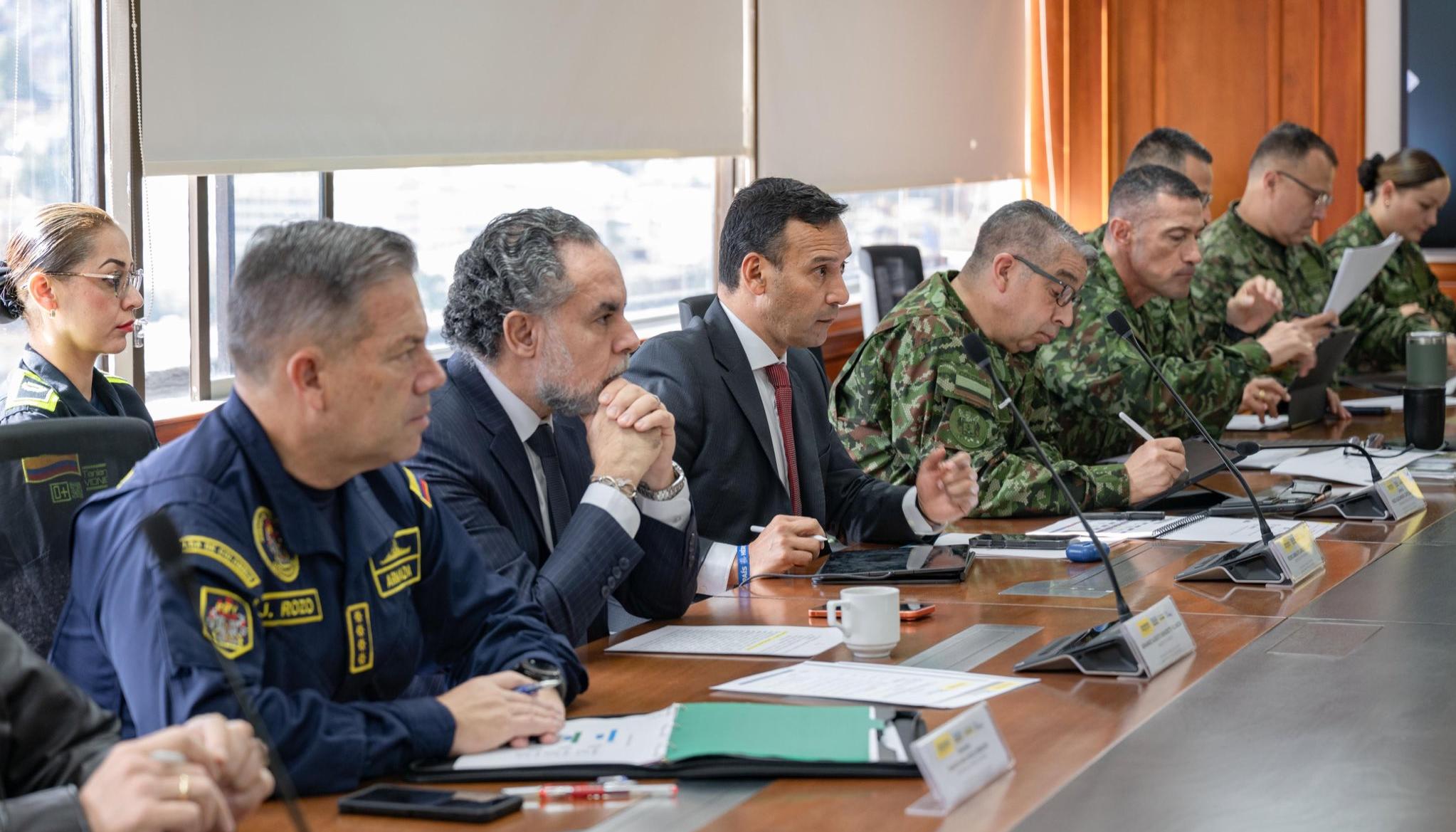 Los ministros del Interior, Armando Benedetti, y Defensa, Pedro Sánchez, en reunión con los órganos de control.