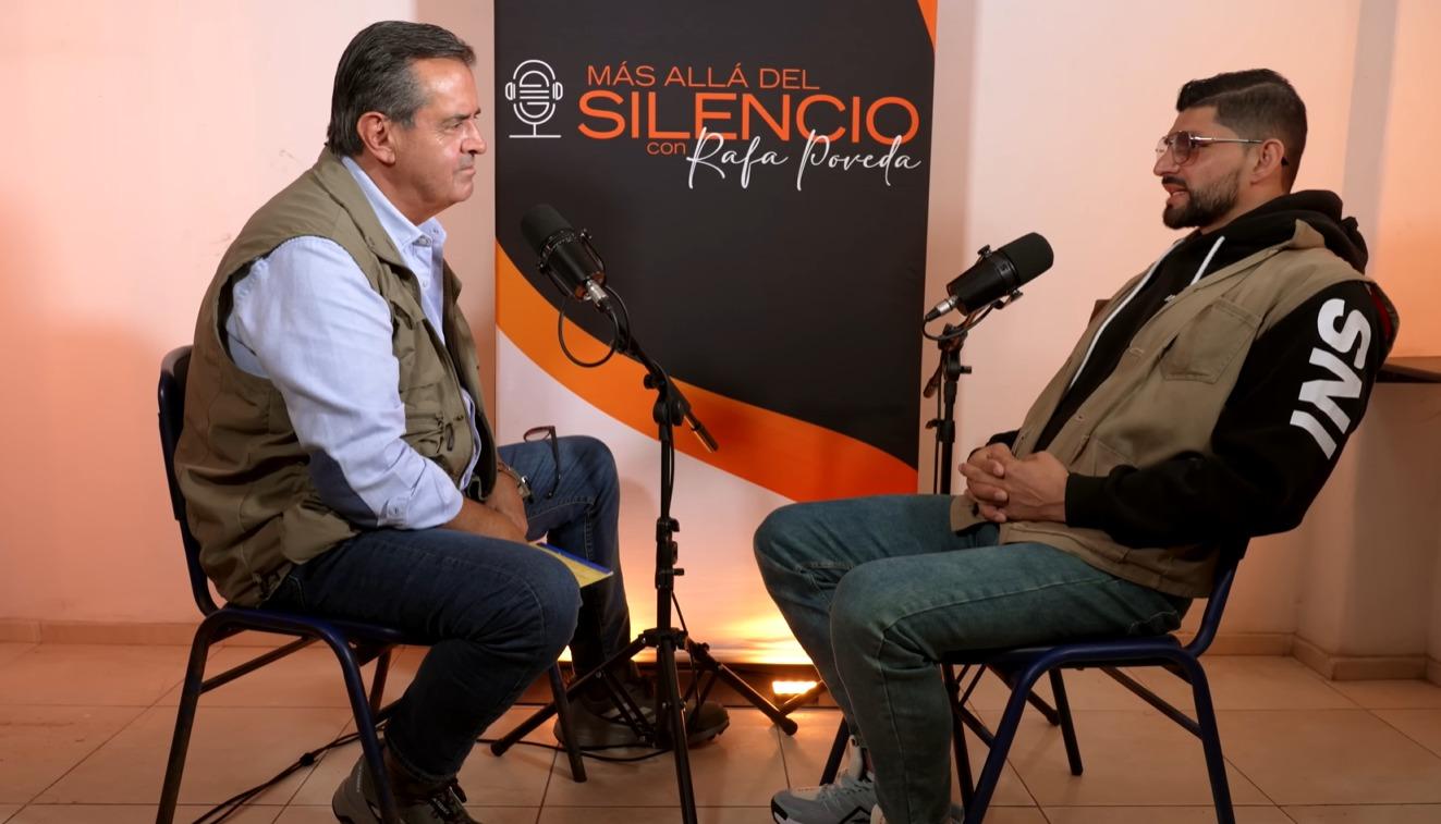 Freddy Huertas, exmiembro de 'Los canarios', en entrevista con el periodista Rafael Poveda.