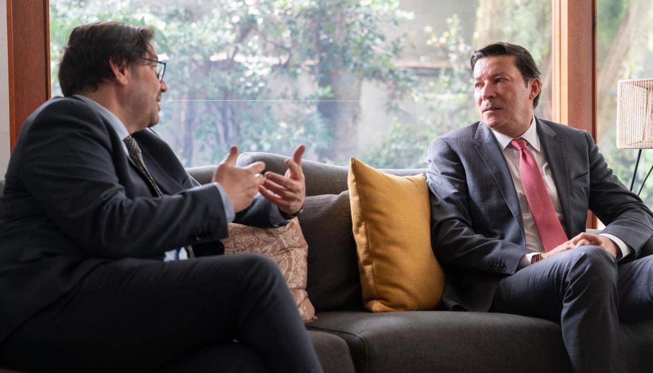 El Registrador Hernán Penagos (derecha) y un representante de la UE.