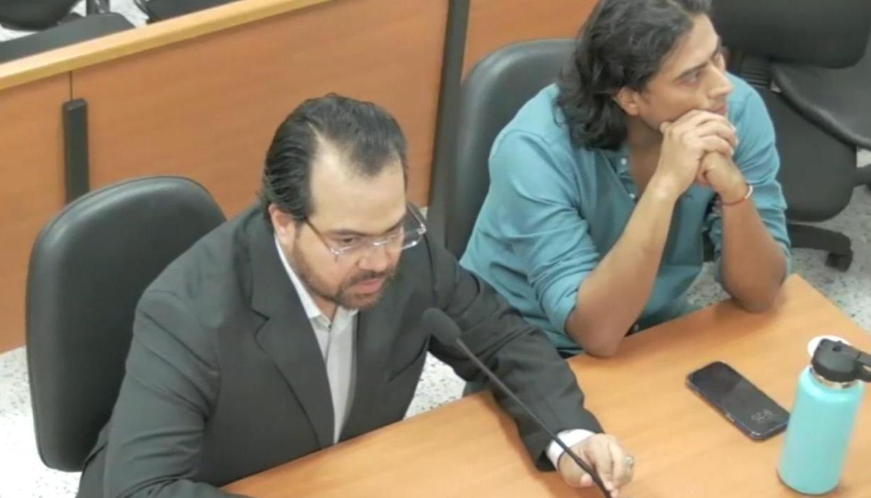 Nicolás Petro junto a su abogado Alejandro Carranza.