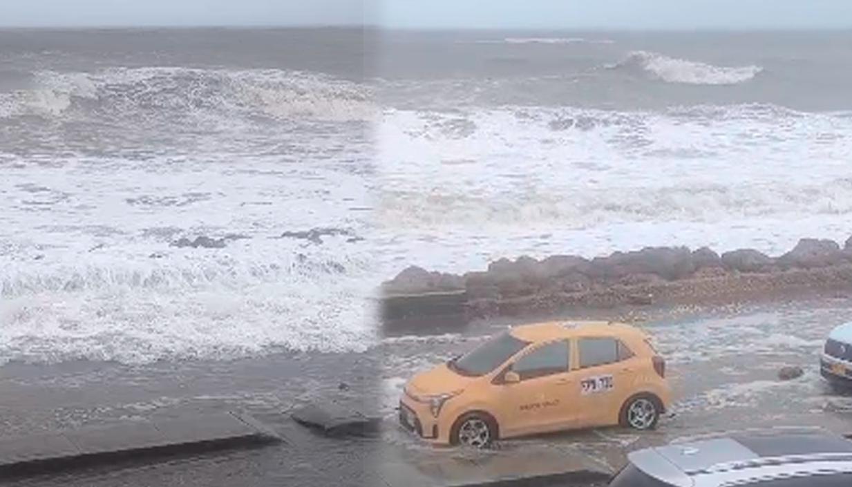 Fuerte oleaje en Cartagena este lunes. 