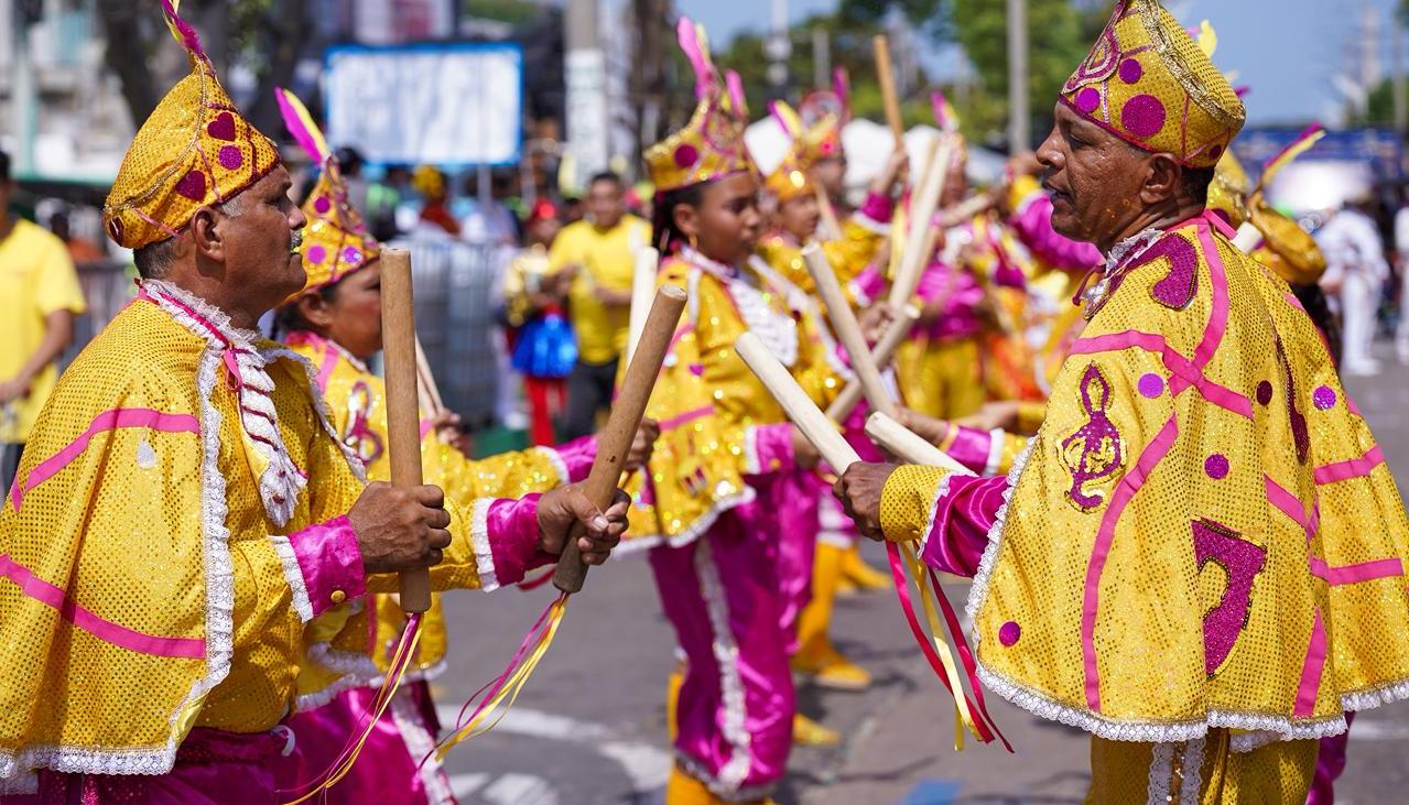 Danza del Paloteo de Gaira en La Gran Parada de Tradición del Carnaval de Barranquilla.