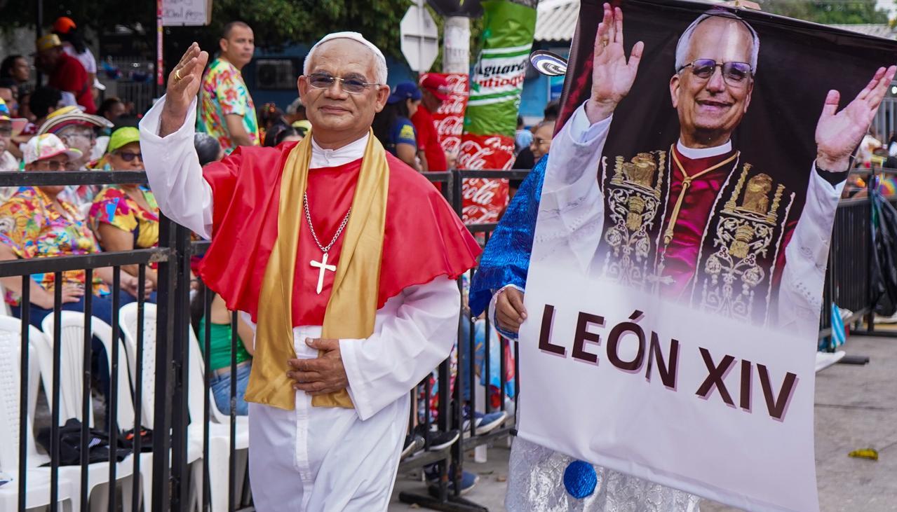 Harry Fontalvo personifica al Papa León XIV.