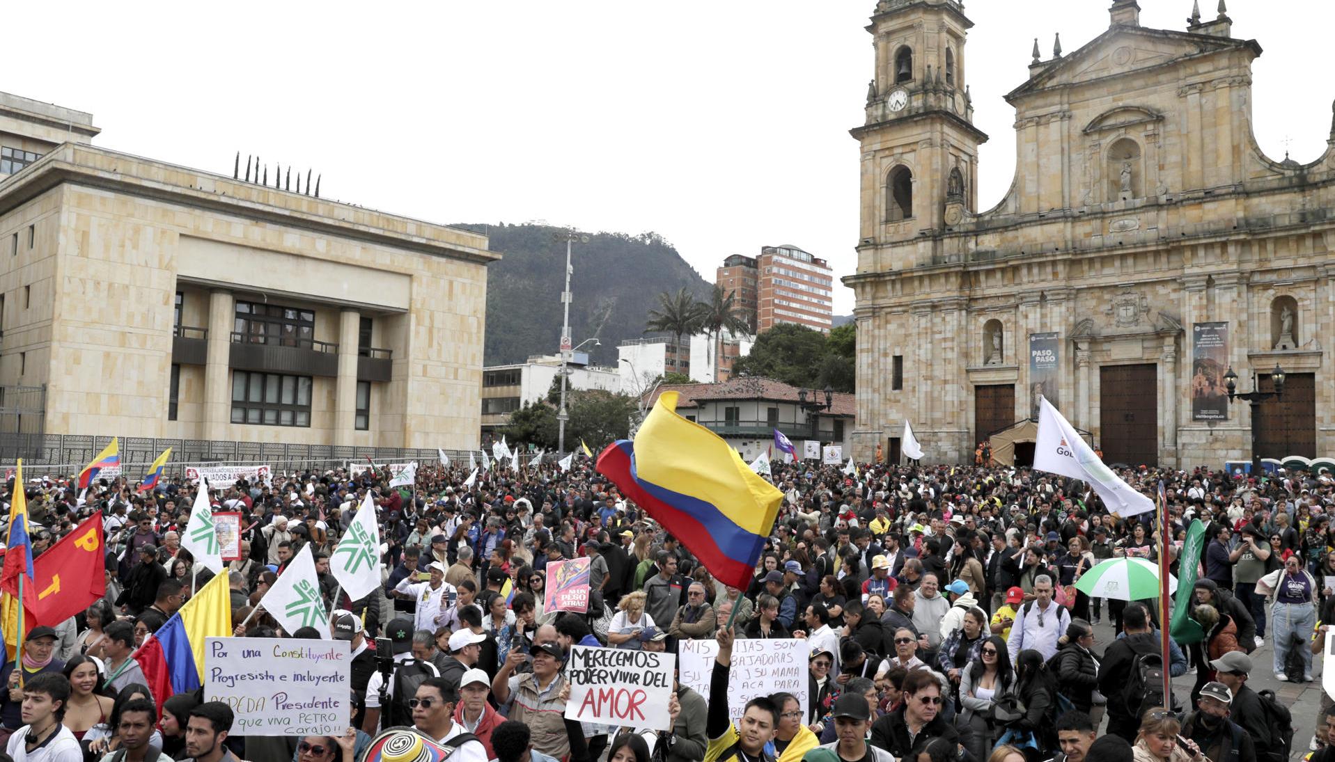 Asistentes a la Plaza de Bolívar, en Bogotá.