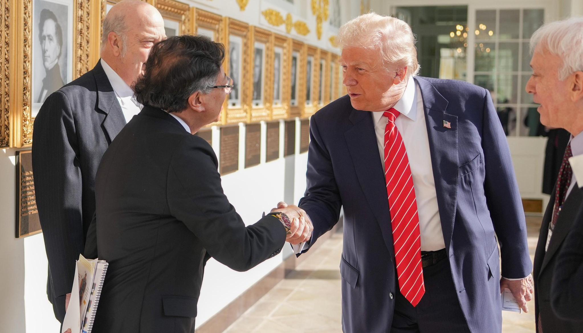 El Presidente Gustavo Petro dándole la mano a Trump.