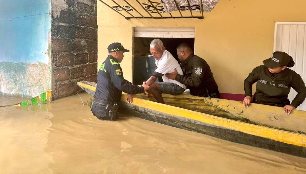 Policías rescatando a un adulto mayor en Córdoba.