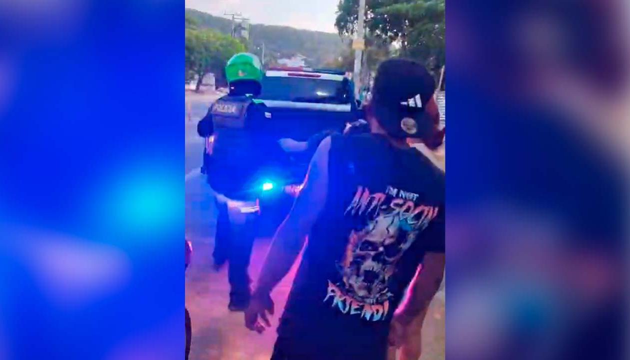 La Policía trasladado a uno de los heridos. 