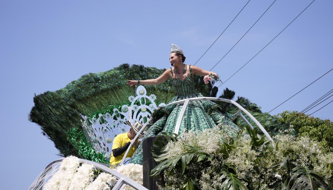 La Reina del Carnaval Michelle Char, a bordo de su carroza durante la Batalla de Flores.