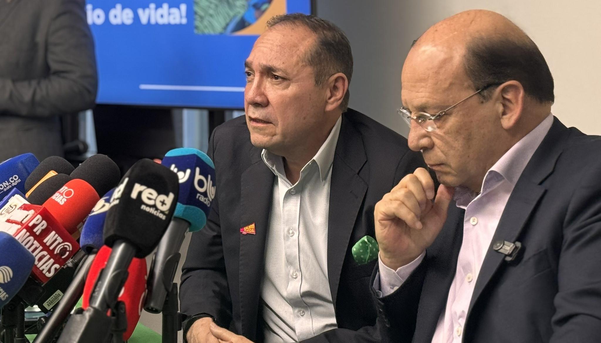 Los Ministros de Trabajo Antonio Sanguino y de Hacienda Germán Ávila.