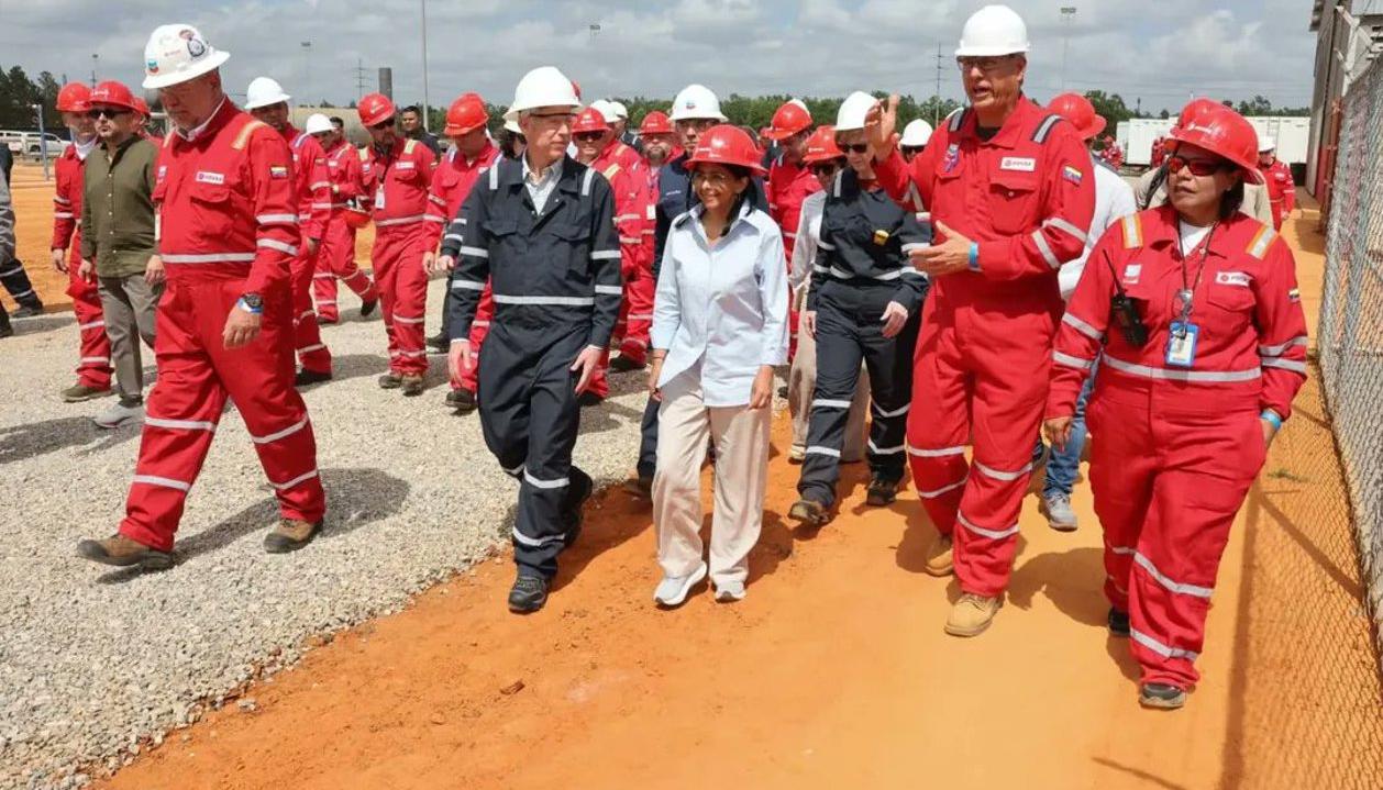 El secretario de Energía de Estados Unidos, Chris Wright, y la presidenta interina Delcy Rodríguez.