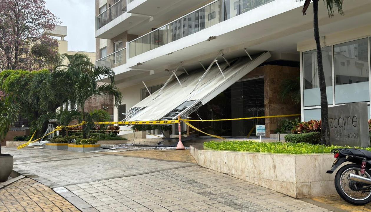 Techo de la entrada del edificio, de nombre Vizcayne, cedió este lunes en la carrera 51 número 80-281. 