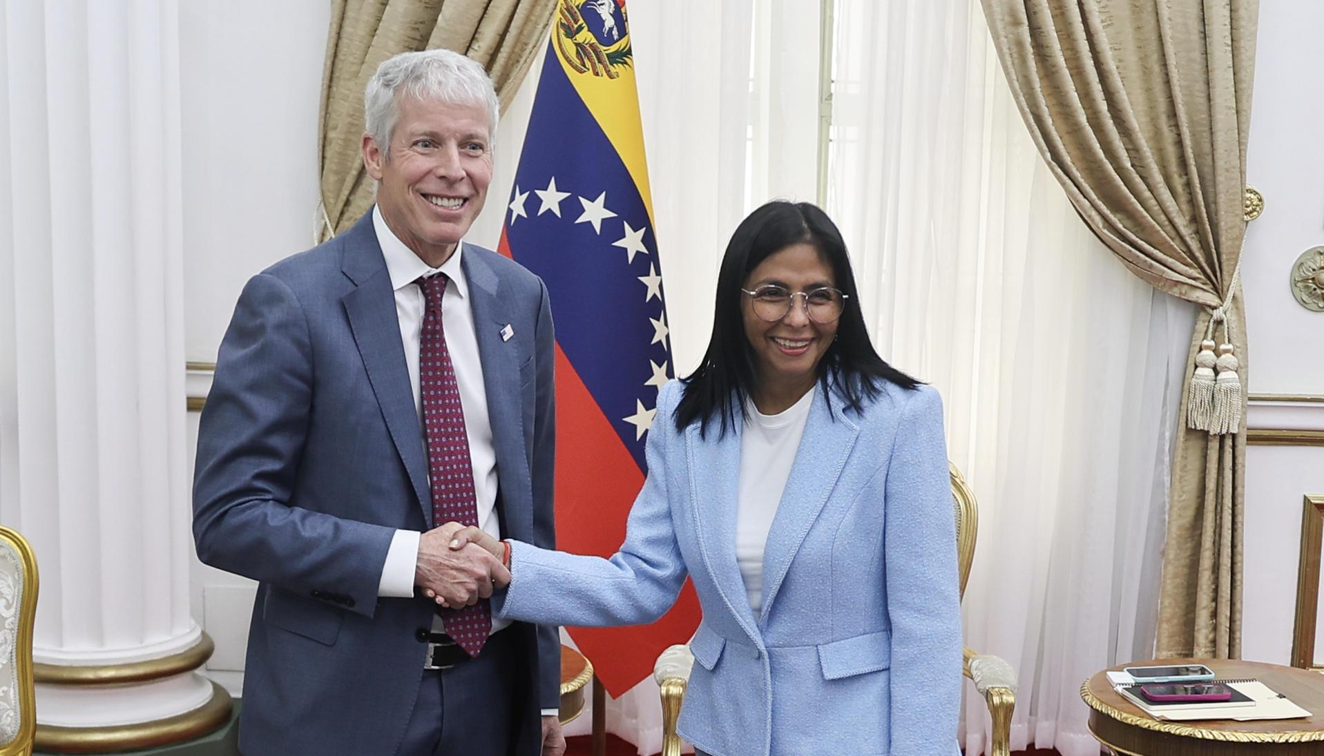 La mandataria encargada de Venezuela, Delcy Rodríguez (d), saluda al secretario de Energía de EE.UU., Chris Wright. 