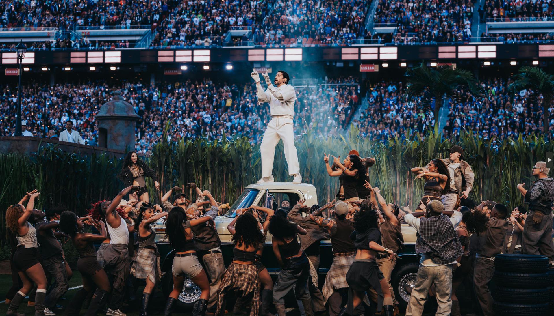 El cantante puertorriqueño Bad Bunny durante su actuación en el descanso del Super Bowl.