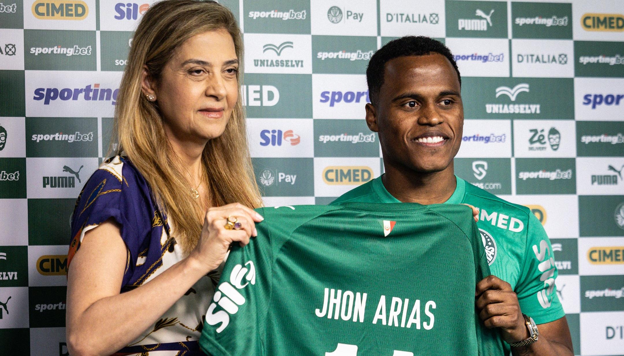 Jhon Arias en compañía de Leila Pereira, presidenta del Palmeiras. 