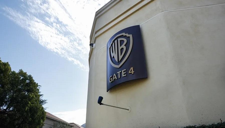El logotipo de Warner Bros. se muestra en el exterior de los estudios. 