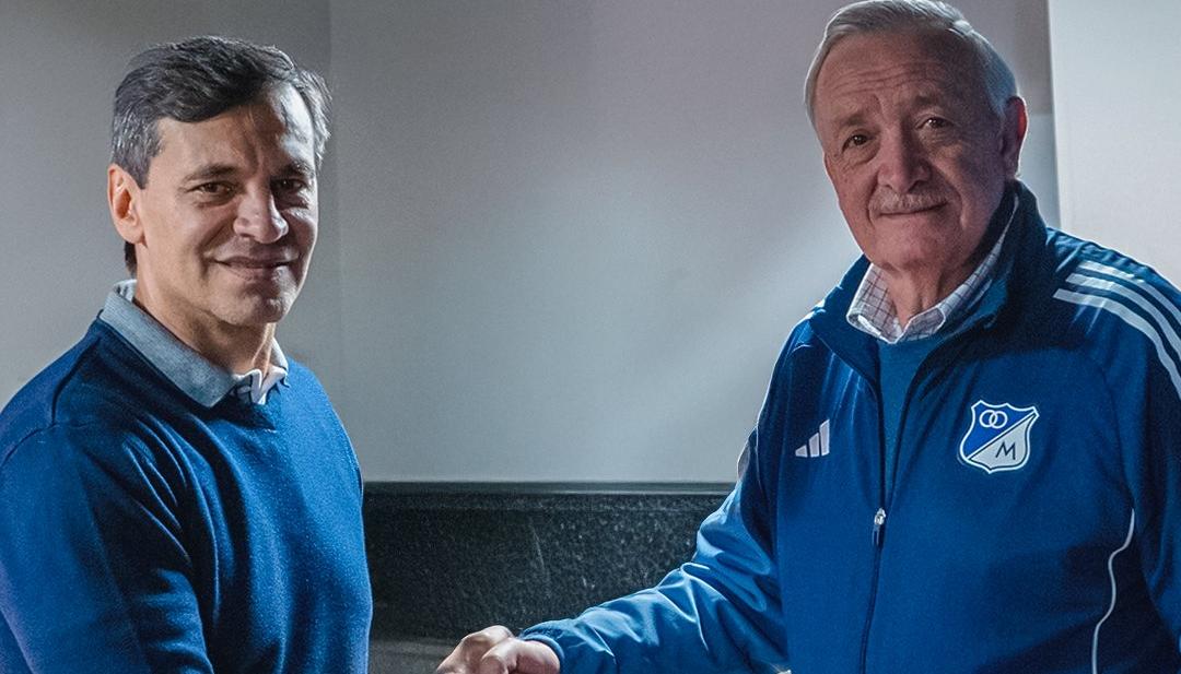 Fabián Bustos con el presidente de Millonarios, Enrique Camacho.