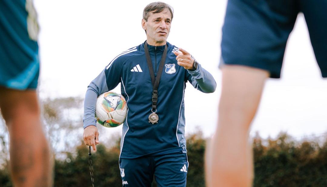 Fabián Bustos dirigió el martes su primer entrenamiento como técnico de Millonarios. 