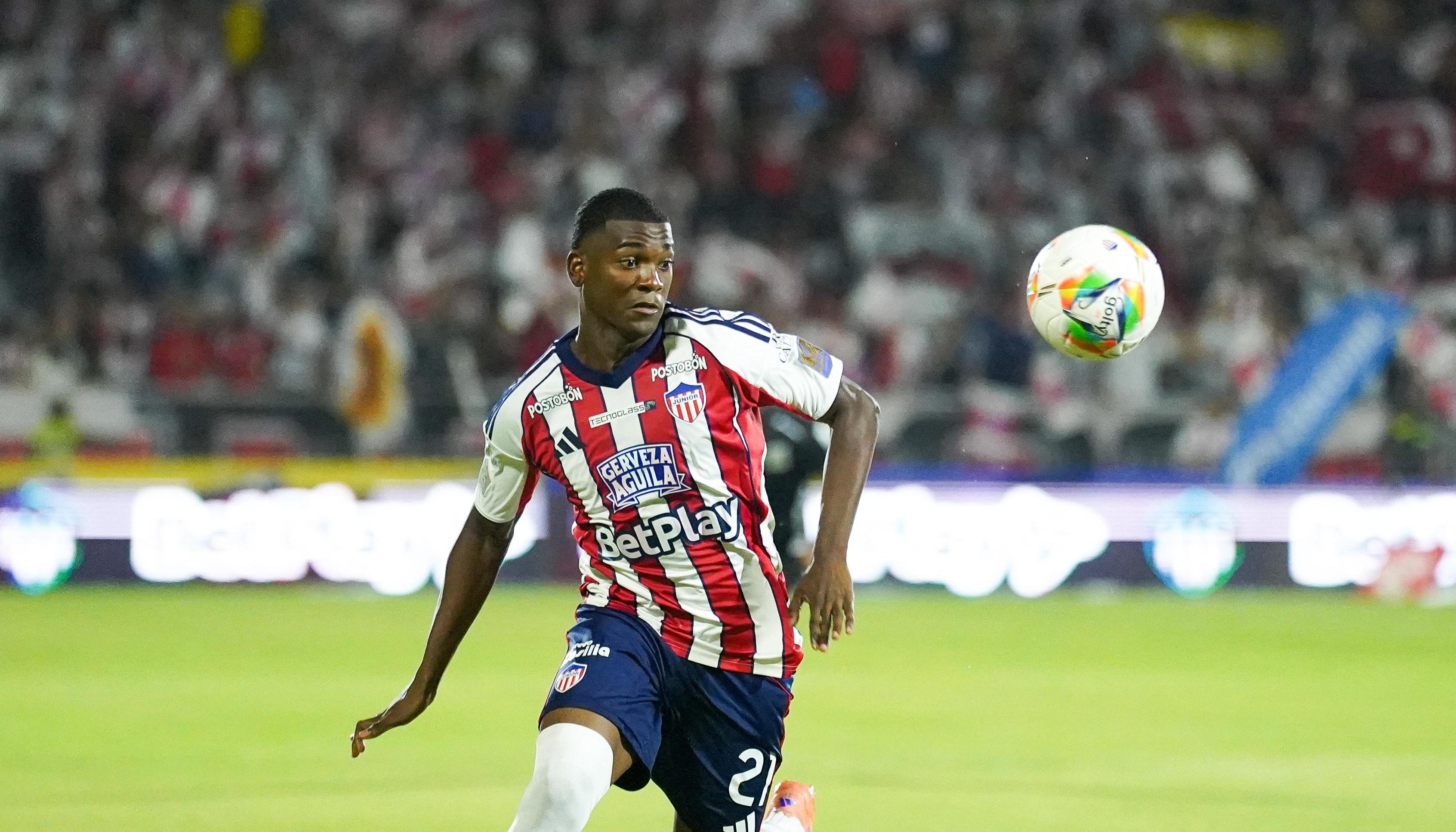 Joel Canchimbo, velocidad y desequilbrio de Junior por la banda.
