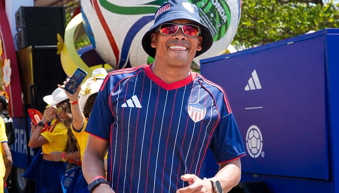 Carlos Bacca exhibió la nueva camiseta en la Batalla de Flores.