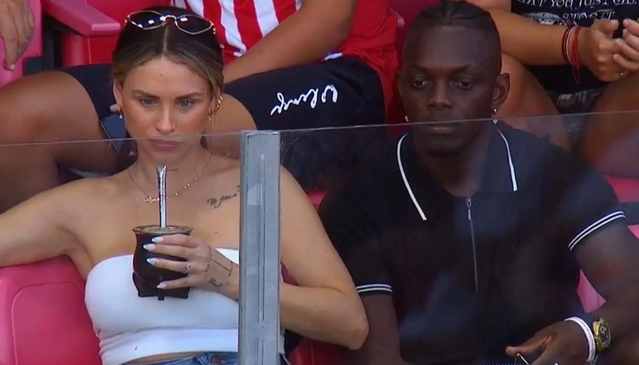 Edwuin Cetré acompañado en el palco por su pareja durante el partido de Estudiantes contra Riestra. 