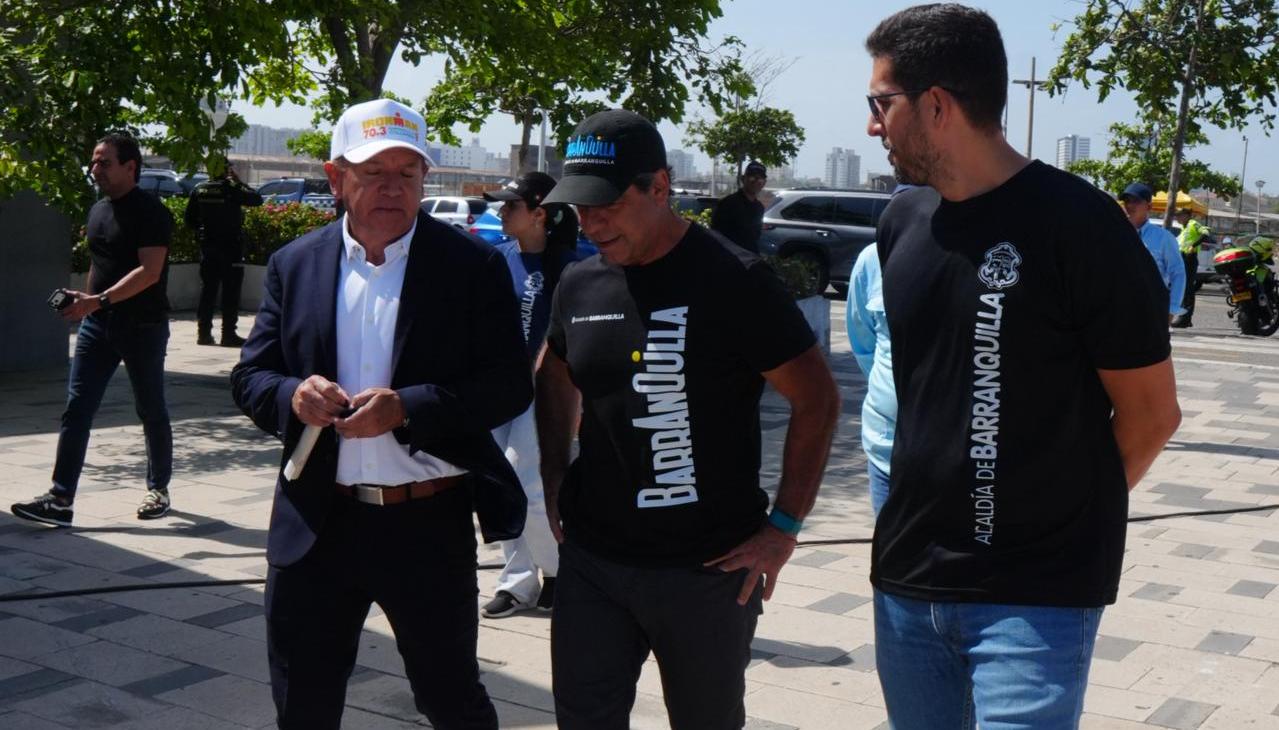 El alcalde Alejandro Char junto a Wilber Anderson y el secretario de deportes del Distrito Daniel Trujillo. 