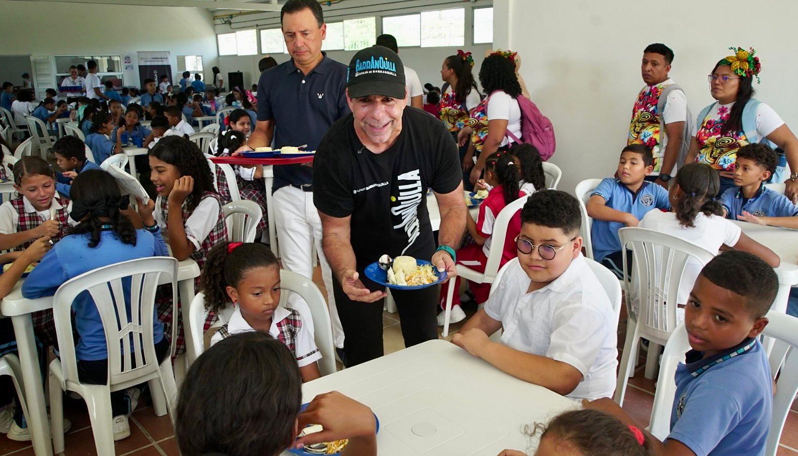 Alcalde Char en la entrega de cocinas y comedores escolares.