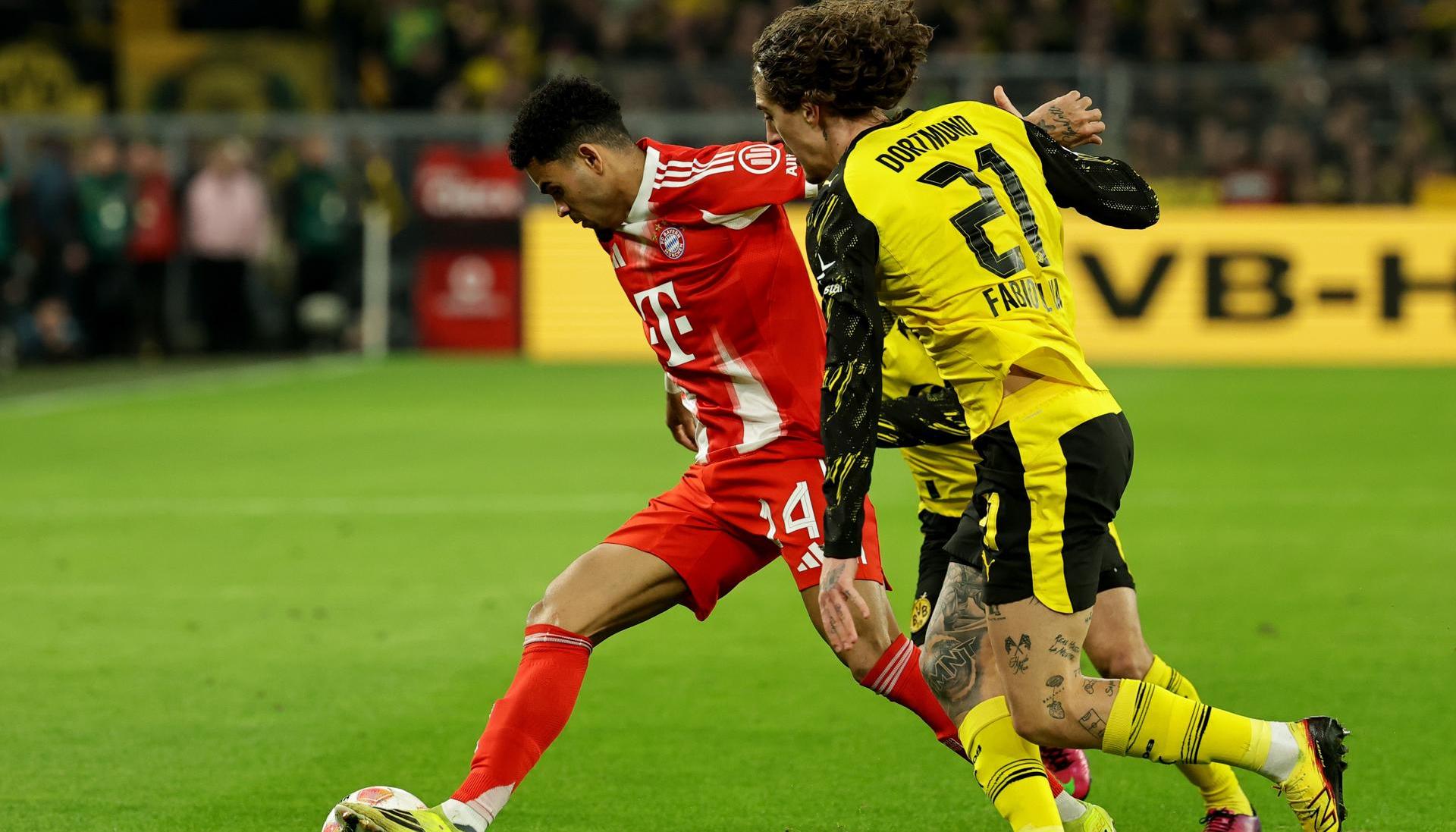 Luis Díaz en acción durante el clásico alemán.