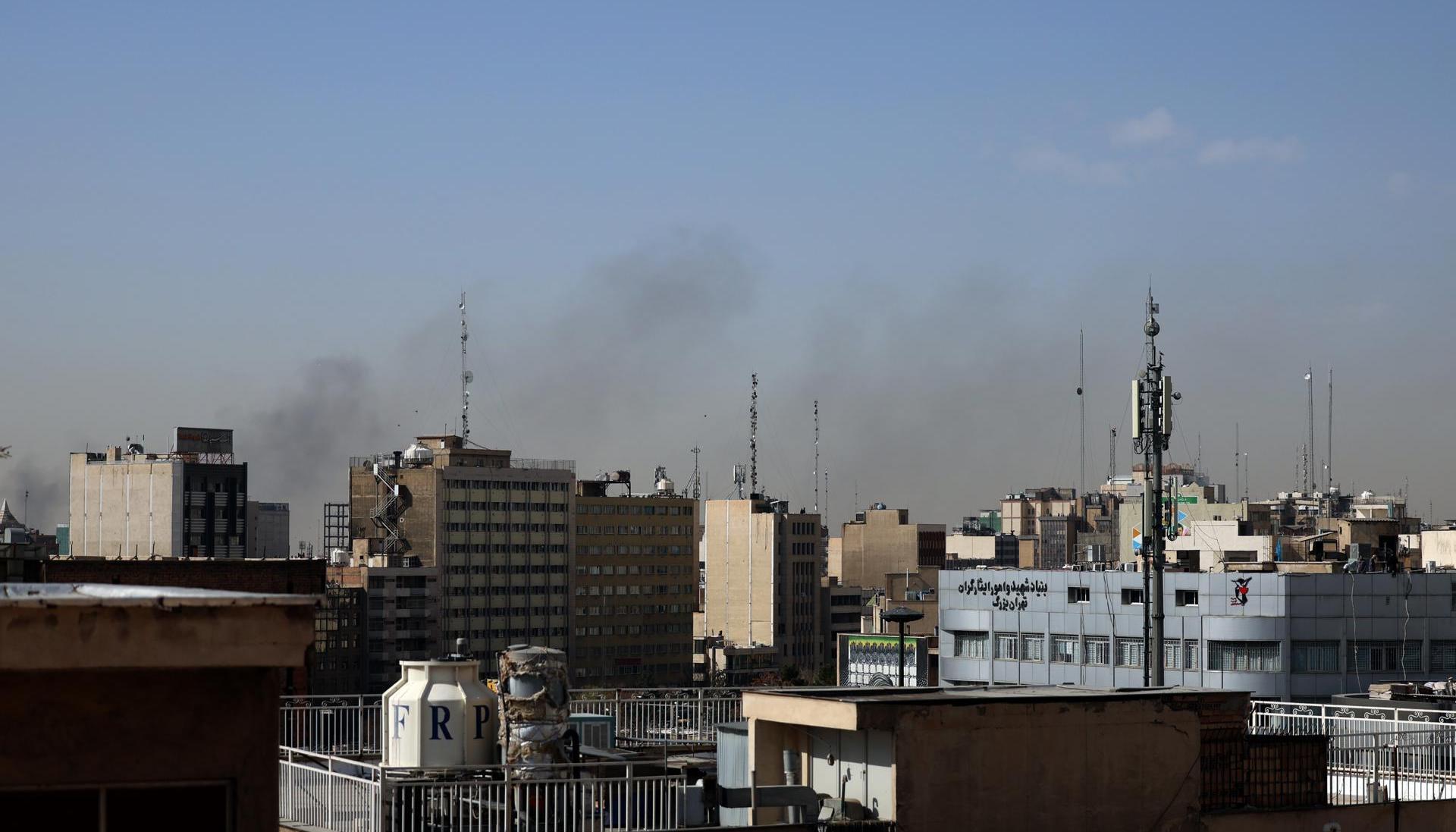 Una columna de humo se eleva en el centro de Teherán tras el ataque de Israel.